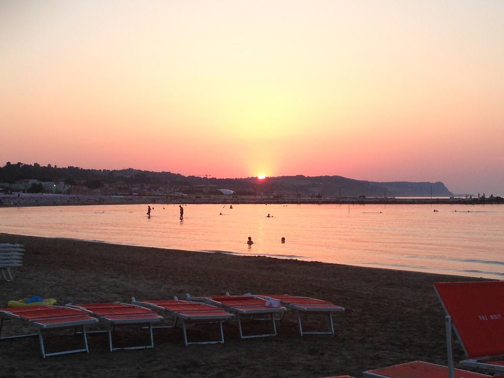 Astoria Hotel Pesaro Kültér fotó