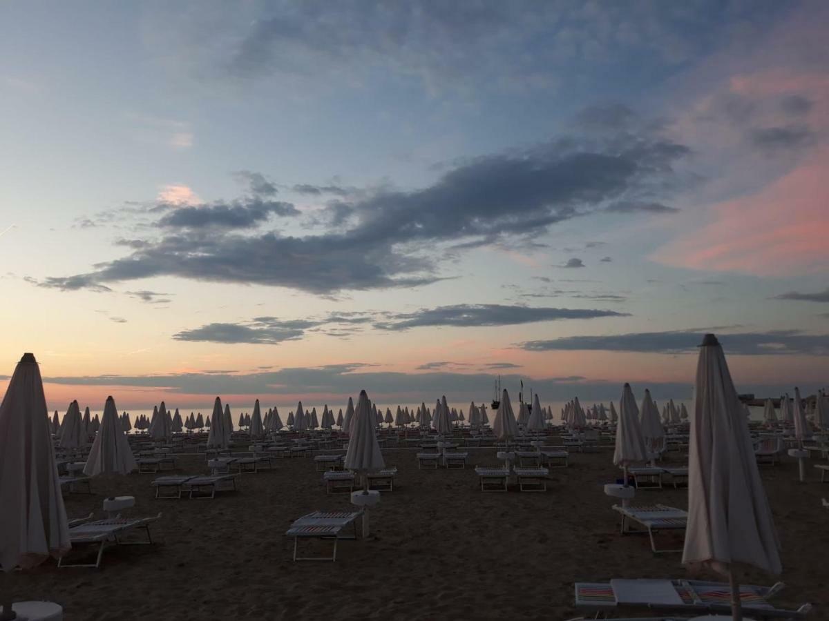 Astoria Hotel Pesaro Kültér fotó