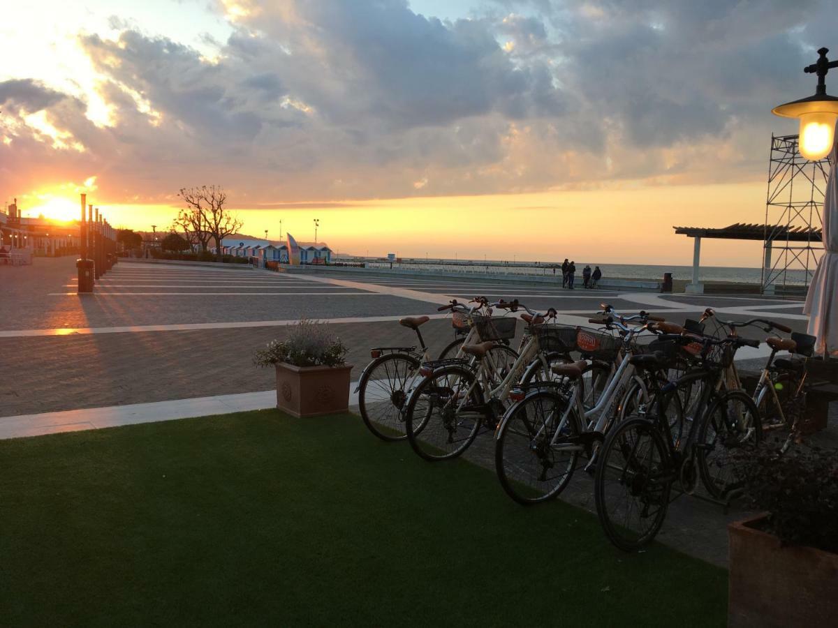 Astoria Hotel Pesaro Kültér fotó